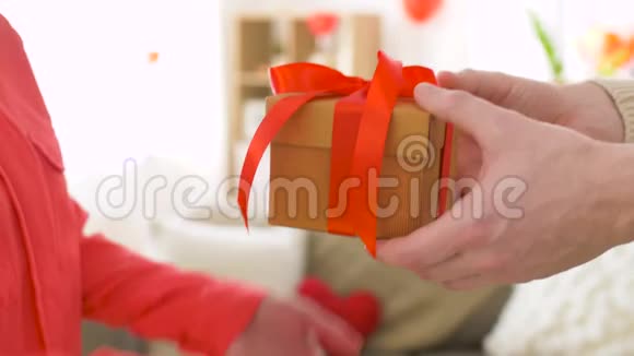 男人在情人节送礼物给女人视频的预览图