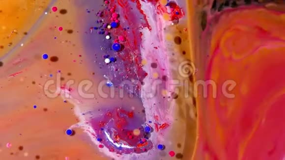 彩色混沌墨水在液体和球体中扩散视频的预览图