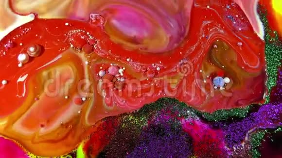 彩色混沌墨水在液体和球体中扩散视频的预览图