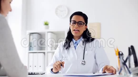 带剪贴板和笔记本电脑的医生和妇女视频的预览图