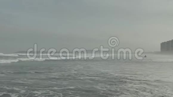 早晨大西洋海岸在美丽的晨曦中视频的预览图