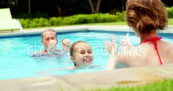 家人在游泳池里享受视频的预览图