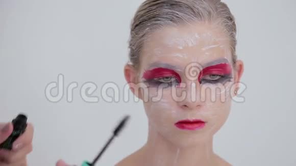 专业化妆师在模特睫毛上涂睫毛膏视频的预览图