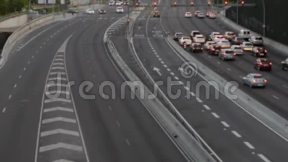 模糊的城市交通场景巴塞罗那视频的预览图