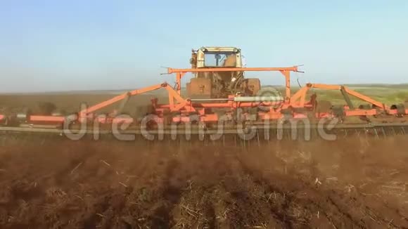 农民在拖拉机上耕作俄罗斯稳定农业土壤土地整备土地播种机作为播种机视频的预览图