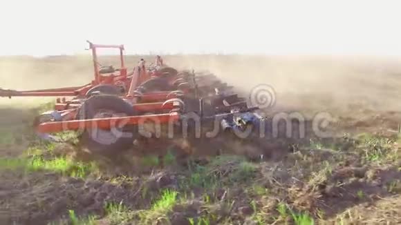 农民在拖拉机上耕作俄罗斯稳定农业土壤和播种机耕作土地视频的预览图