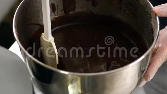 一个糖果在碗里混合巧克力奶油视频的预览图