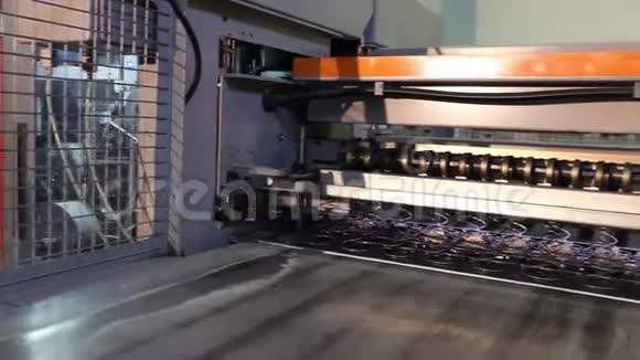 家具厂生产床垫弹簧块生产弹簧机视频的预览图