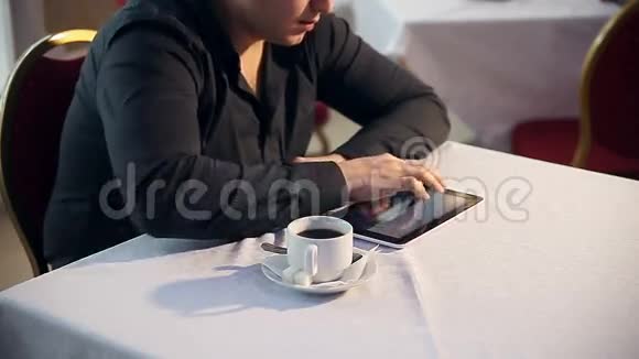 喝咖啡的人拿着你的平板电脑喝咖啡视频的预览图