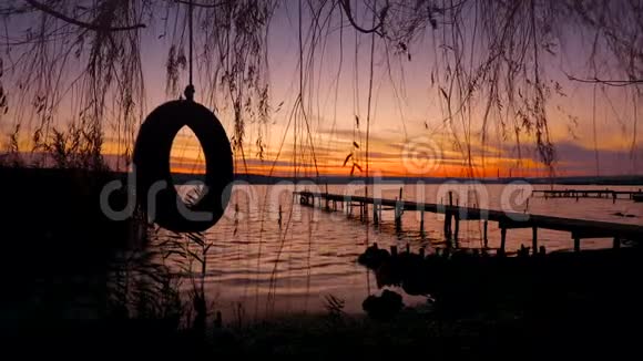 湖面日落景观优美视频视频的预览图