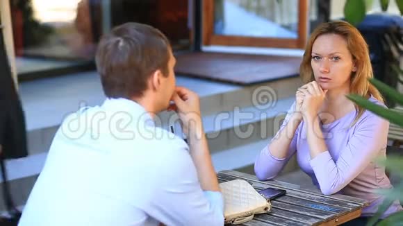 一对情侣在户外咖啡馆谈恋爱男人和美女约会视频的预览图