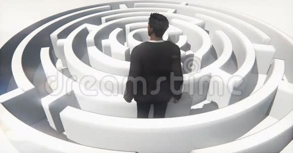 一个商人站在迷宫里视频的预览图