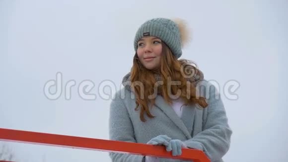 美丽的年轻模特在冬天微笑视频的预览图
