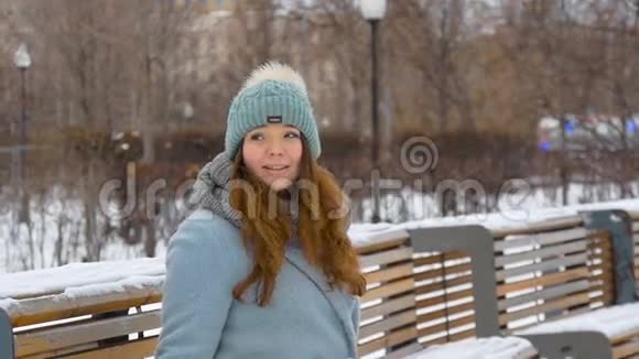 美丽的年轻模特在冬天微笑慢动作视频的预览图