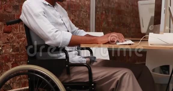 坐轮椅在办公桌前工作的临时商人视频的预览图