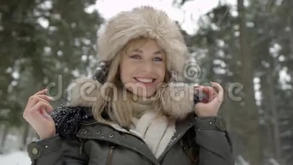微笑的女人享受冬天的肖像视频的预览图