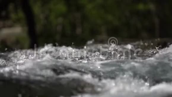 水流过岩石视频的预览图