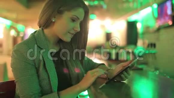 年轻女子在看数字平板电脑视频的预览图