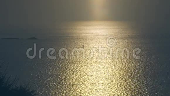 阳光反射在水面上视频的预览图