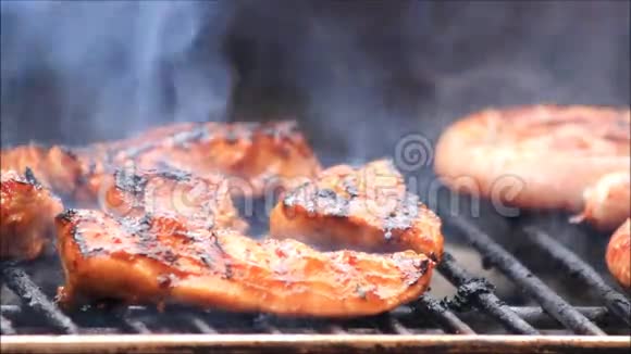 烧烤烤架上有多汁的肉视频的预览图