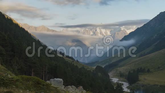 高加索山脉的夏天云在山峰上的形成和运动视频的预览图