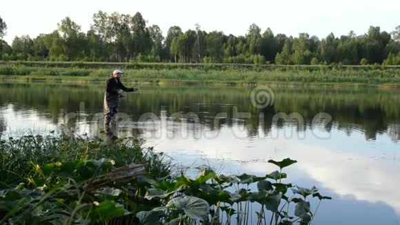 渔人早晨在平静的河里钓鱼视频的预览图