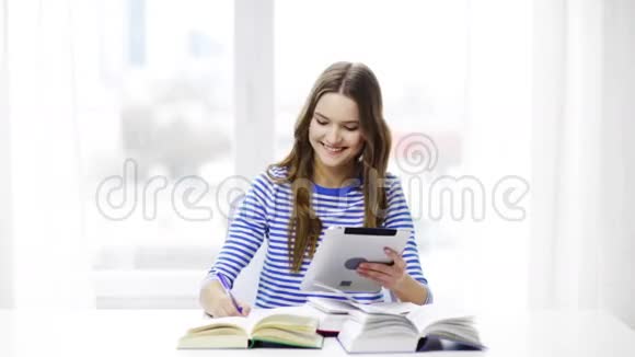带平板电脑和书的微笑学生女孩视频的预览图