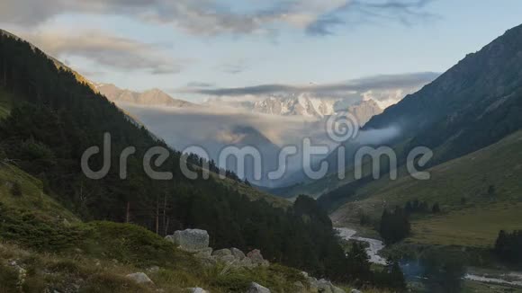 高加索山脉的夏天云在山峰上的形成和运动视频的预览图