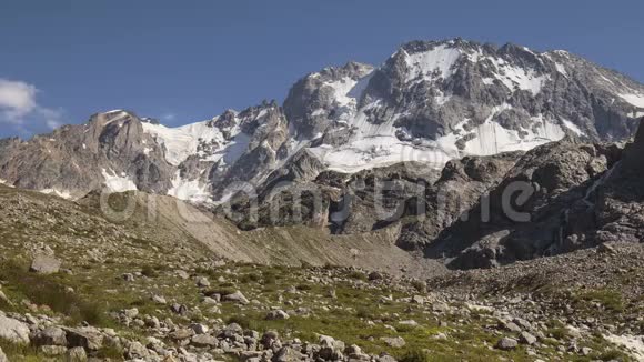 高加索山脉的夏天云在山峰上的形成和运动视频的预览图