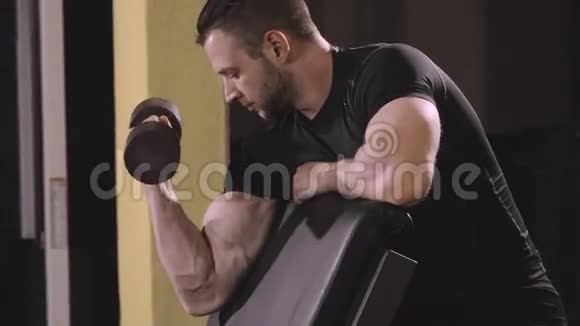 肌肉健美男用哑铃做二头肌锻炼视频的预览图