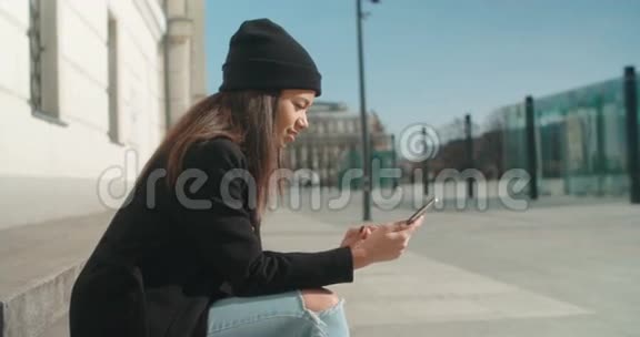 年轻的非洲裔美国妇女使用电话的肖像视频的预览图