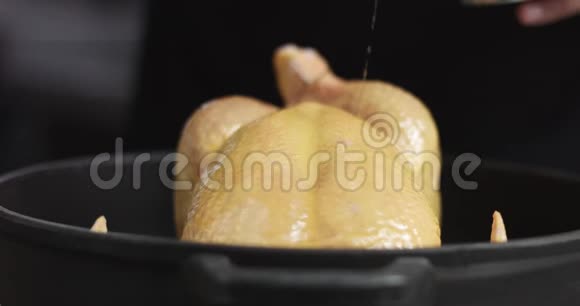男主厨准备烤鸡和橘子和迷迭香视频的预览图