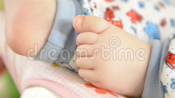 小脚是新生婴儿视频的预览图