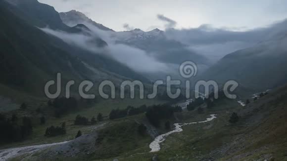 高加索山脉的夏天云在山峰上的形成和运动视频的预览图