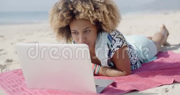年轻女孩用电脑视频的预览图