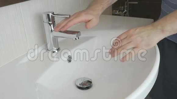 男人在浴室里洗手视频的预览图