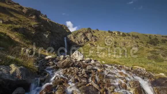 高加索山脉的夏天云在山峰上的形成和运动视频的预览图