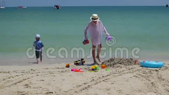 阳光明媚的一天孩子们在海滩上玩耍视频的预览图