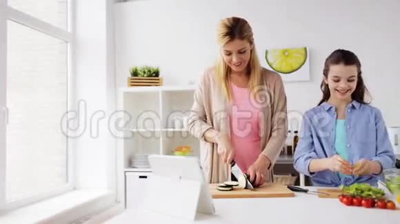 幸福的家庭烹饪晚餐家庭厨房视频的预览图