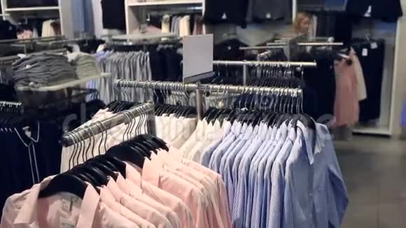 女人在服装店购物挑选衣服视频的预览图