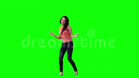 快乐的女人在跳舞视频的预览图