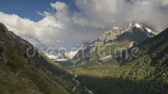 高加索山脉的夏天云在山峰上的形成和运动视频的预览图