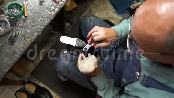 4k车间修鞋匠视频的预览图