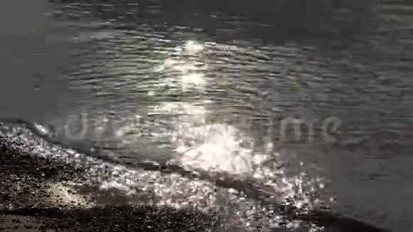 太阳在水面上的眩光光的反射视频的预览图