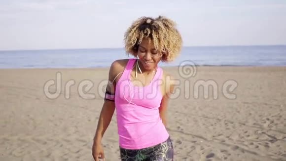 海滩上身材匀称的年轻女人视频的预览图