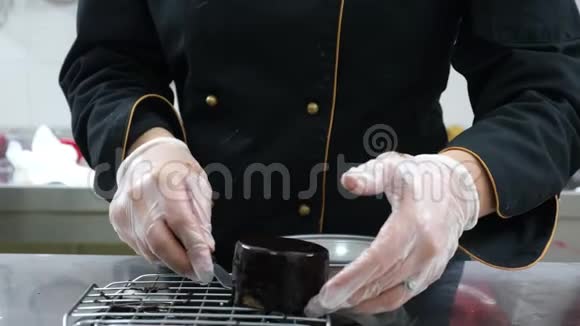 一个糖果师装饰一个单份蛋糕视频的预览图