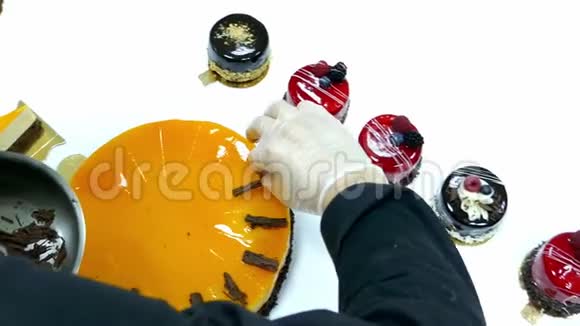 装饰一个橙色蛋糕的糖果店视频的预览图