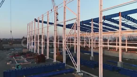 建造一个大型工厂工业外部全景建筑工地金属结构建筑视频的预览图