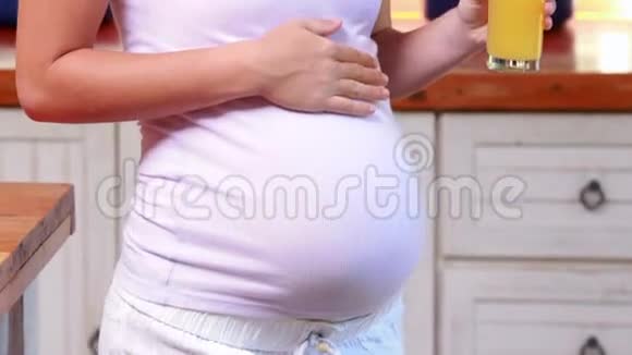 孕妇喝橙汁视频的预览图