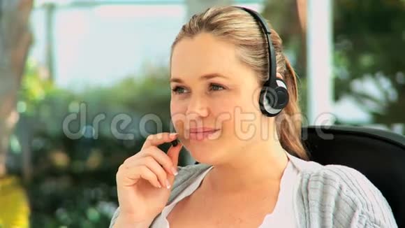 可爱的女人带着耳机视频的预览图